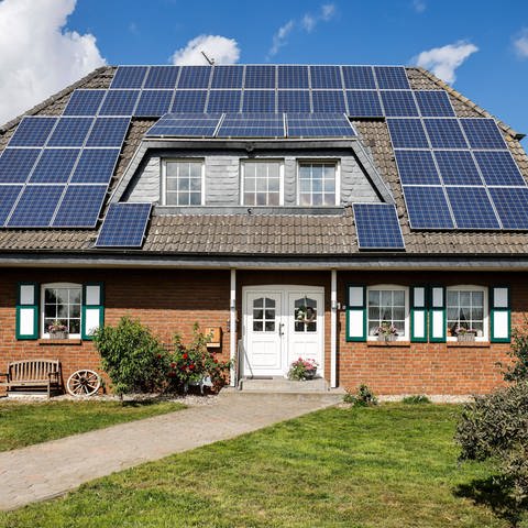 imago images  Rupert Oberhäuser (Foto: IMAGO, Wohnhaus mit Photovoltaik-Solarzellen auf dem Dach)