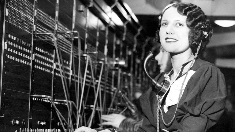 Telefonistin in den 1920er-Jahren (Foto: IMAGO, imago images / imagebroker)