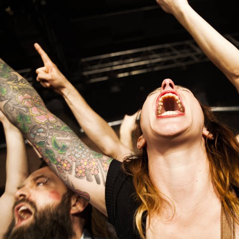 Fans singen ekstatisch mit bei einem Konzert der norwegischen Metal-Band Kvelertak (Foto: IMAGO, IMAGO / UIG)