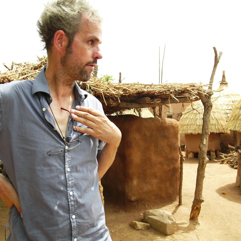 Christoph Schlingensief legt 2010 den Grundstein für das Operndorf in Burkina Faso (Foto: picture-alliance / Reportdienste, (c) dpa)
