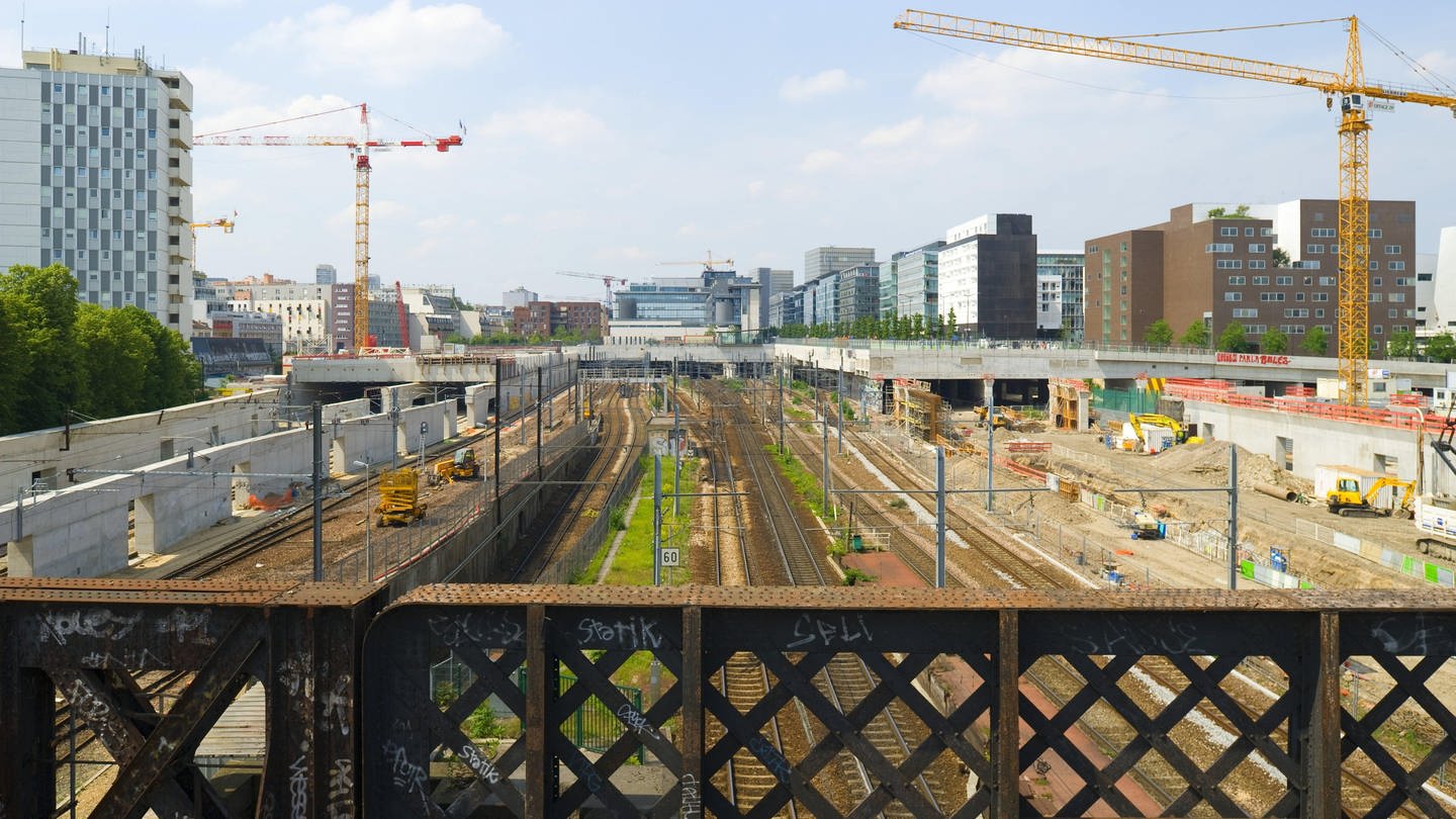 Baustellen an einem Pariser Bahnhof (Foto: IMAGO, imago images / viennaslide)