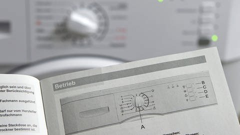 Gebrauchsanweisung für eine Waschmaschine: Viele Geräte haben mehr Funktionen, als wir tätsächlch nutzen. Verbraucher*innen wünschen sich aber Produkte, die simpel zu bedienen und zu reparieren sind. (Foto: dpa Bildfunk, picture alliance / dpa | Daniel Reinhardt)