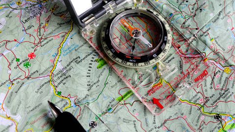 Wanderkarte mit Kompass (Foto: picture-alliance / Reportdienste, picture-alliance/ dpa | Klaus-Dietmar Gabbert)