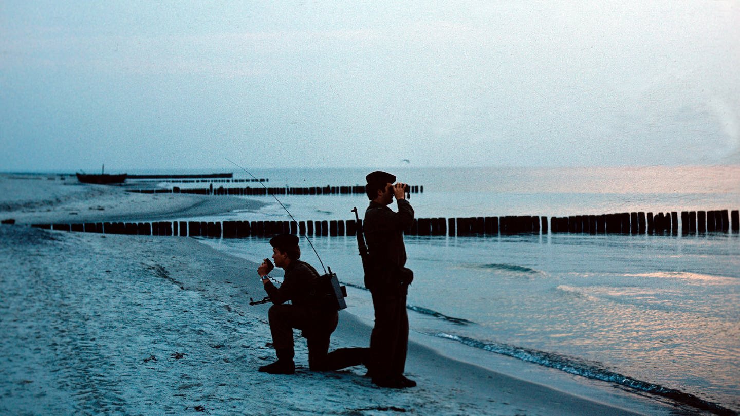 Zwei Matrosen der Grenzbrigade Küste in Rostock/Markgrafenheide bei einem Kontrollgang am Strand in der Nähe von Rostock im Juni 1978. Die Ostseeküste der DDR wurde von den Grenztruppen stark bewacht. Die Bewachung galt vorwiegend möglichen Flüchtlingen aus dem eigenen Land.