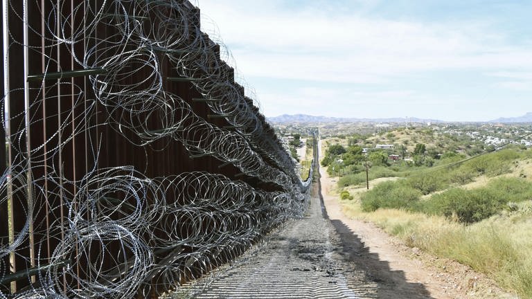 Stacheldraht ist an der Grenzmauer zwischen den Vereinigten Staaten und Mexiko angebracht (Foto: dpa Bildfunk, picture alliance/dpa/kyodo)
