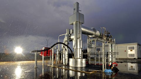 Im Geothermie-Kraftwerk Unterhaching bei München werden Fernwärme und Strom produziert. In den Röhren wird das heiße Wasser aus dem Boden gepumpt (Foto: IMAGO, IMAGO / argum)
