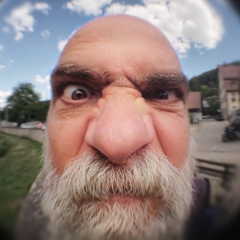 Ein seltsamer alter Mann an der Haustür (Foto: IMAGO, imago images / Photocase)