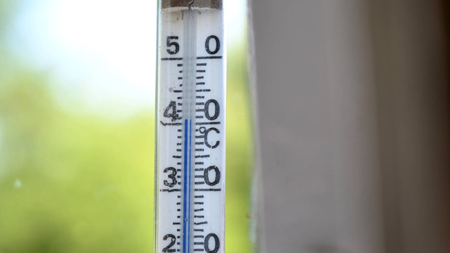 Thermometer zeigt 40°C – Hitzesommer sorgen zunehmend für gesundheitliche Probleme (Foto: IMAGO, imago images / Petra Schneider)