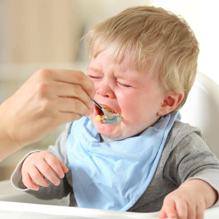 Kind mag sein Essen nicht: Die Spaghetti um die Zunge gewickelt, das Gemüse genussvoll zu einem Brei zermanscht oder gleich wieder ausgespuckt. Kinder essen anders als Erwachsene. (Foto: IMAGO, imago images / Panthermedia)