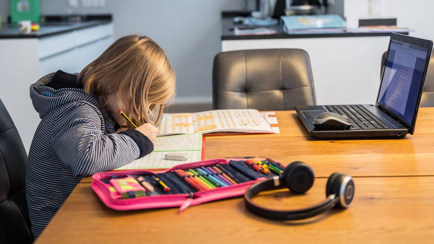 Ein Kind lernt vor aufgeklapptem Laptop am Küchentisch: Nur wenige Schulen waren zu Beginn der Coronakrise digital gut aufgestellt und in der Lage, den Unterricht mehr oder minder reibungslos auf Homeschooling umzustellen