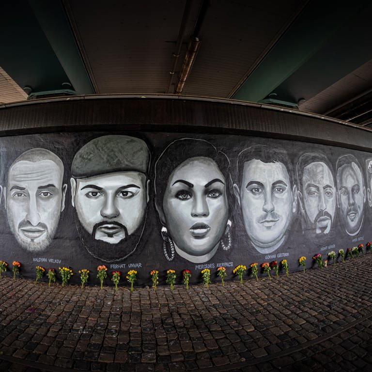 Unter der Friedensbruecke in Frankfurt erinnert ein 27 Meter langes Gedenk-Graffiti an die Opfer des Anschlags in Hanau am 19. Februar 2020 (Foto: picture-alliance / Reportdienste, picture alliance / greatif | Florian Gaul)