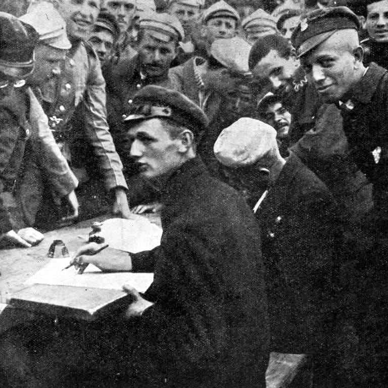 Russisch-Polnischer Krieg: 1920 melden sich Studenten der Warschauer Universität und der höheren Schulen und werden als Rekruten in die polnische Freiwilligenarmee aufgenommen, um die Hauptstadt zu verteidigen (Foto: IMAGO, IMAGO / United Archives International)