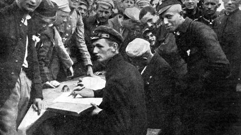 Russisch-Polnischer Krieg: 1920 melden sich Studenten der Warschauer Universität und der höheren Schulen und werden als Rekruten in die polnische Freiwilligenarmee aufgenommen, um die Hauptstadt zu verteidigen (Foto: IMAGO, IMAGO / United Archives International)
