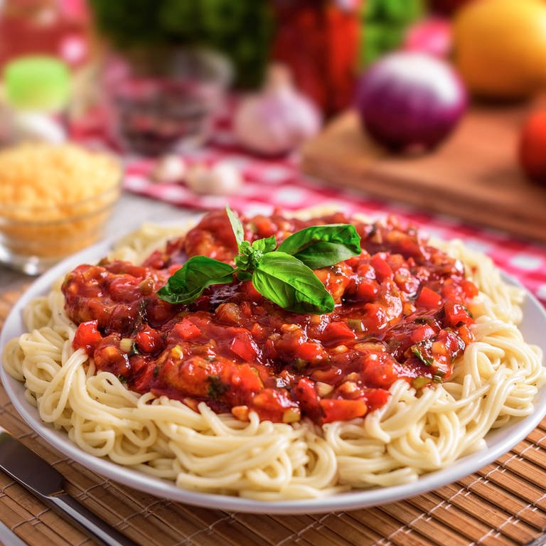 Teller voll Spaghetti mit Tomatensoße: Spaghetti mit Tomaten, Basilikum und Parmesan ist das Symbol italienischer Esskultur. Nudeln sind keine italienische Erfindung, doch hier wurden sie vom regionalen zum nationalen und heute globalen Erfolgsmodell.  (Foto: Colourbox)