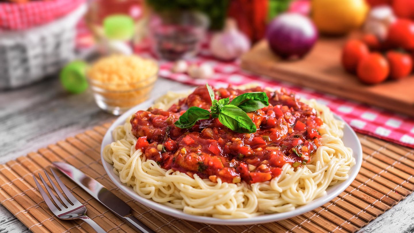 Teller voll Spaghetti mit Tomatensoße: Spaghetti mit Tomaten, Basilikum und Parmesan ist das Symbol italienischer Esskultur. Nudeln sind keine italienische Erfindung, doch hier wurden sie vom regionalen zum nationalen und heute globalen Erfolgsmodell. (Foto: Colourbox)