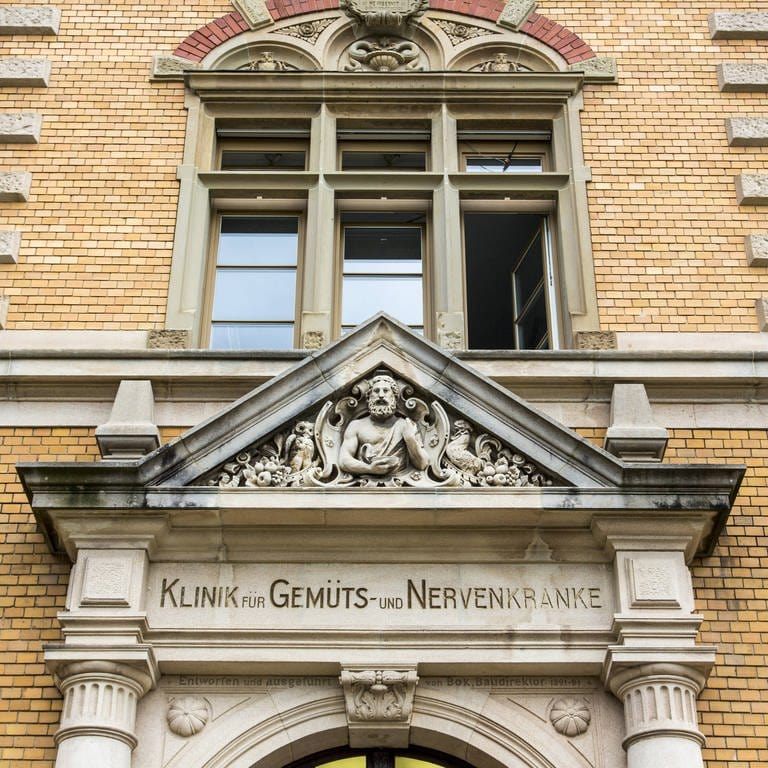 Historischer Eingang der Universitätsklinik für Psychiatrie und Psychotherapie Tübingen (Foto: IMAGO, IMAGO / Jochen Tack)