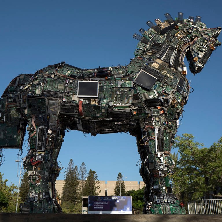 "Cyber ​​Horse", bestehend aus Computern und Mobiltelefonen, im Juni 2016 in Tel Aviv  Israel (Foto: dpa Bildfunk, picture alliance / dpa)