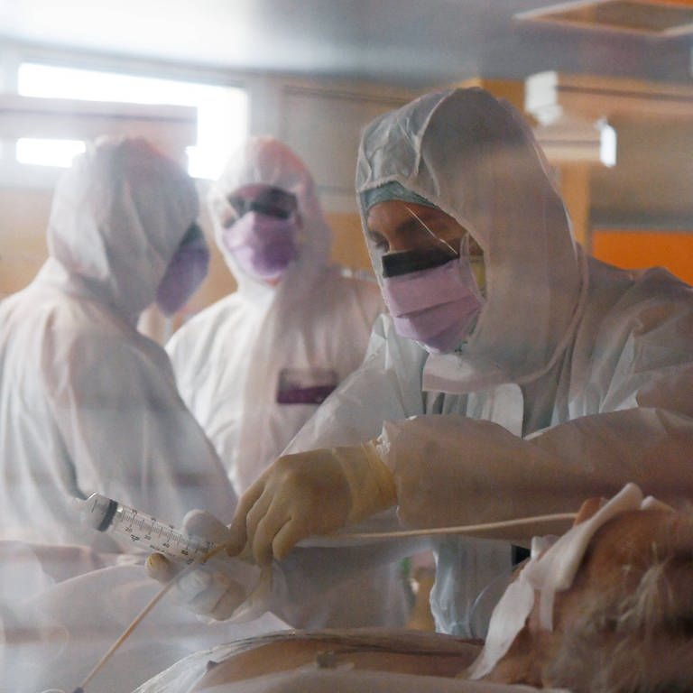 Intensivpfleger betreuen Covid 19 Patienten (Casal Palocco-Krankenhaus, Rom) (Foto: IMAGO, imago images / ULMER Pressebildagentur)