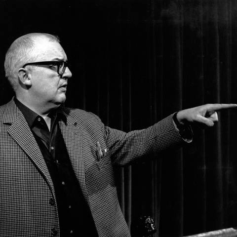 Der Schweizer Schriftsteller und Dramatiker Friedrich Dürrenmatt als Regisseur in den 1960er-Jahren  (Foto: IMAGO, imago images / United Archives)