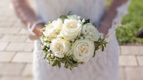 Der Brautstrauß gehört zur Hochzeit. Eins der mit der Hochzeit verbundenen Rituale ist das Werfen des Brautstraußes. Diese Tradition kommt ursprünglich aus den USA. (Foto: IMAGO, IMAGO / CHROMORANGE)