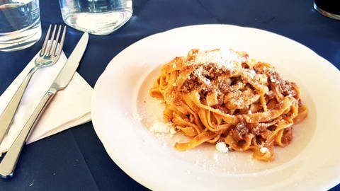 „Mein Lieblingsgericht sind Tagliatelle al Ragú“, sagt der Historiker Massimo Montanari, „Hier bei uns in der Emilia-Romagna, wie auch in Bologna, sind Tagliatelle das gängigste Gericht, viele Familien machen das. Zwar mag ich auch Spaghetti oder Maccheroni, aber wenn ich nach Hause komme, zu meiner Familie, dann fühle ich mich bei einem leckeren Teller Tagliatelle gleich warm und geborgen.“ (Foto: SWR, Thomas Hillebrandt)
