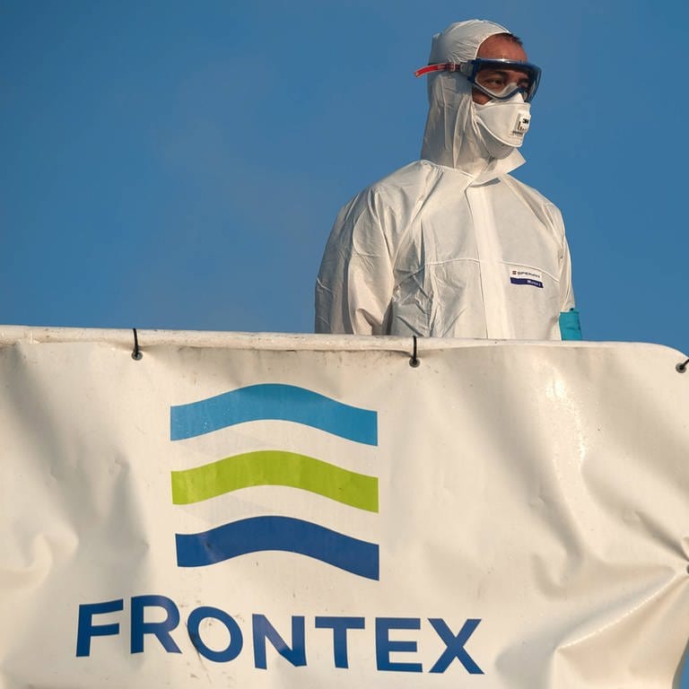 Ein Mitglied der Europäischen Grenz- und Küstenwache Frontex in einen Schutzanzug auf einem Patrouillenschiff im Hafen von Malaga (Foto: IMAGO, IMAGO / ZUMA Wire)