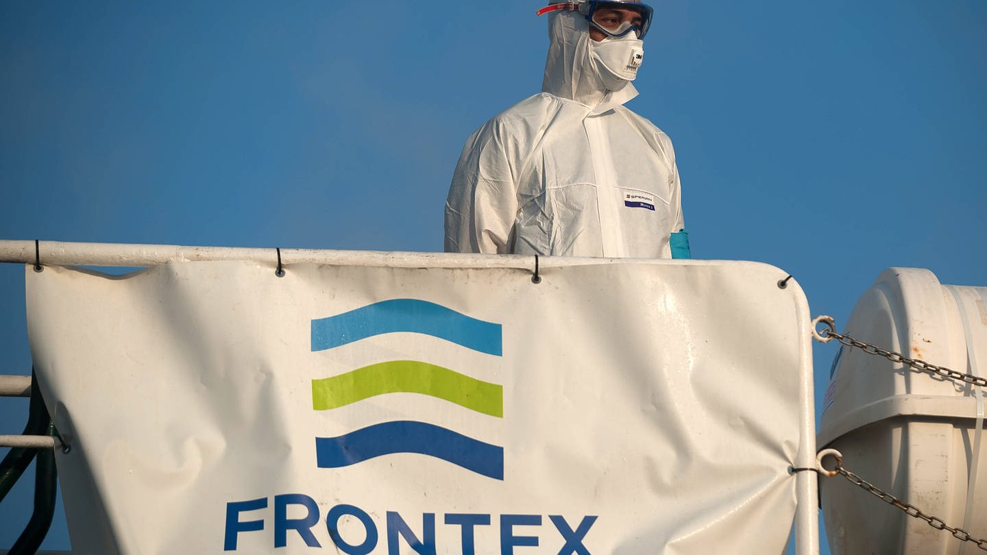 Ein Mitglied der Europäischen Grenz- und Küstenwache Frontex in einen Schutzanzug auf einem Patrouillenschiff im Hafen von Malaga (Foto: IMAGO, IMAGO / ZUMA Wire)