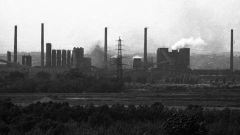 Bedrückende Bilder zeigen im Sommer 1973 den Kohlenebel über dem Ruhrgebiet (Foto: IMAGO, imago images / Klaus Rose)