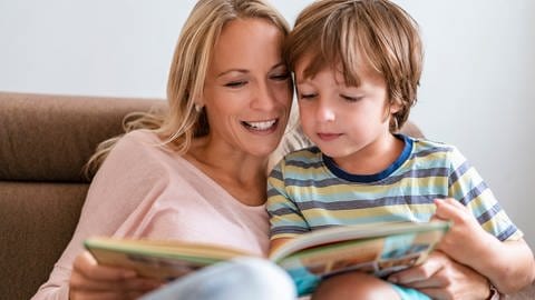 Die Fähigkeit zu konzentriertem Lesen wird nach Meinung von Forschern nur von wenigen beherrscht: nämlich von den Kindern, denen vorgelesen wurde, die gut lesen gelernt haben, die gerne und viel lesen. (Foto: IMAGO, imago images/Westend61)