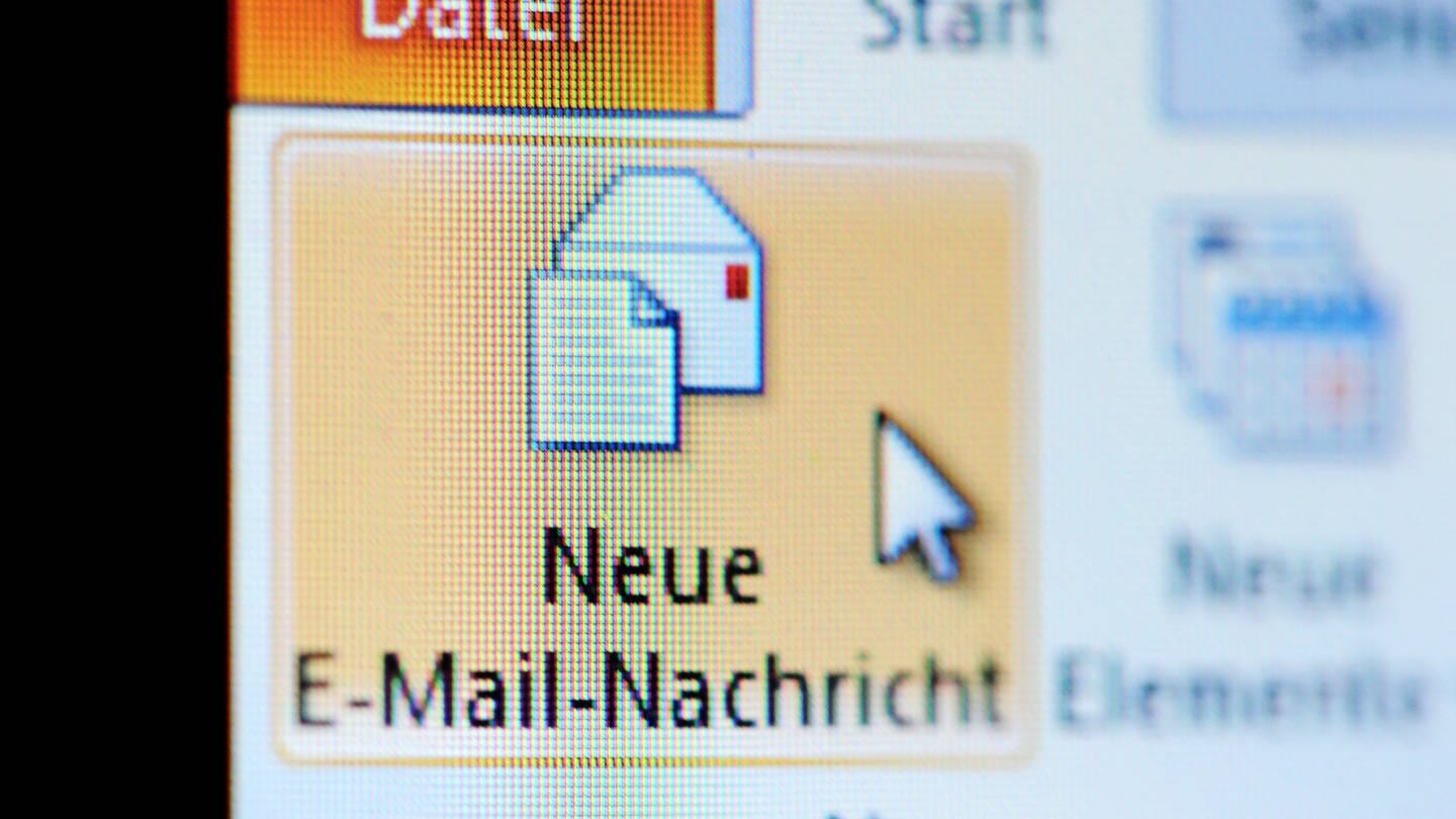 Das Symbol «Neue E-Mail-Nachricht» wird auf einem Computer Monitor angezeigt. (Foto: picture-alliance / Reportdienste, Jan-Philipp Strobel/dpa)
