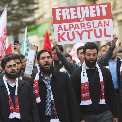 Etwa 200 Personen protestieren nach einem Aufruf der islamistischen Furkan-Bewegung für die Freiheit von Alparslan Kuytul am 20.10.2018 in Hamburg (Foto: IMAGO, imago images / Jonas Walzberg)