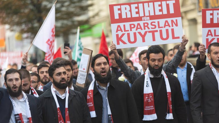 Etwa 200 Personen protestieren nach einem Aufruf der islamistischen Furkan-Bewegung für die Freiheit von Alparslan Kuytul am 20.10.2018 in Hamburg (Foto: IMAGO, imago images / Jonas Walzberg)