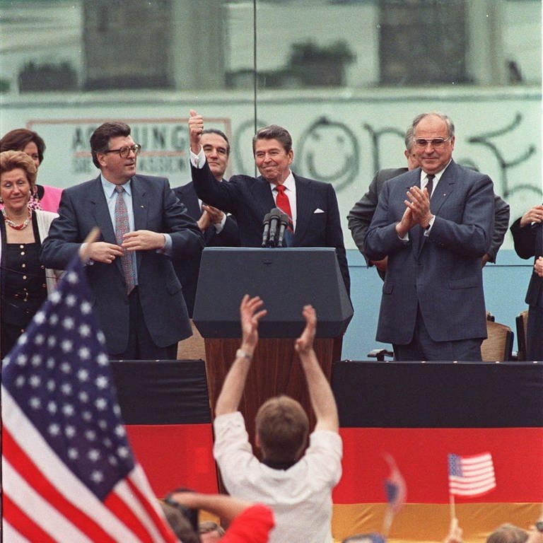 US-Präsident Ronald Reagan am 12. Juni 1987 bei seiner berühmten Rede vor dem Brandenburger Tor in West-Berlin: "Mr. Gorbachev, tear down this wall!"  (Foto: picture-alliance / Reportdienste, AP Photo/J. Scott Applewhite)