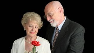 Älterer Mann und ältere Frau, die eine Rose in der Hand hält (Foto: Getty Images, Thinkstock -)