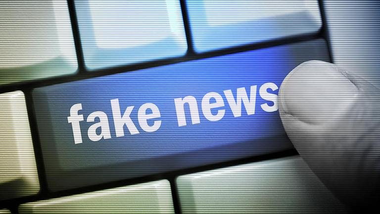 Fake News-Schriftzug auf einer Computertaste (Foto: IMAGO, Imago/Fotograf XY -)