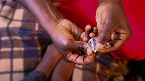 imago images  Donwilson Odhiambo (Foto: IMAGO, Noch immer sterben weltweit sehr viele Menschen an der Infektionskrankheit Tuberkulose, obwohl die Krankheit heilbar ist und verhindert werden kann. Doch Medikamente sind teuer.)