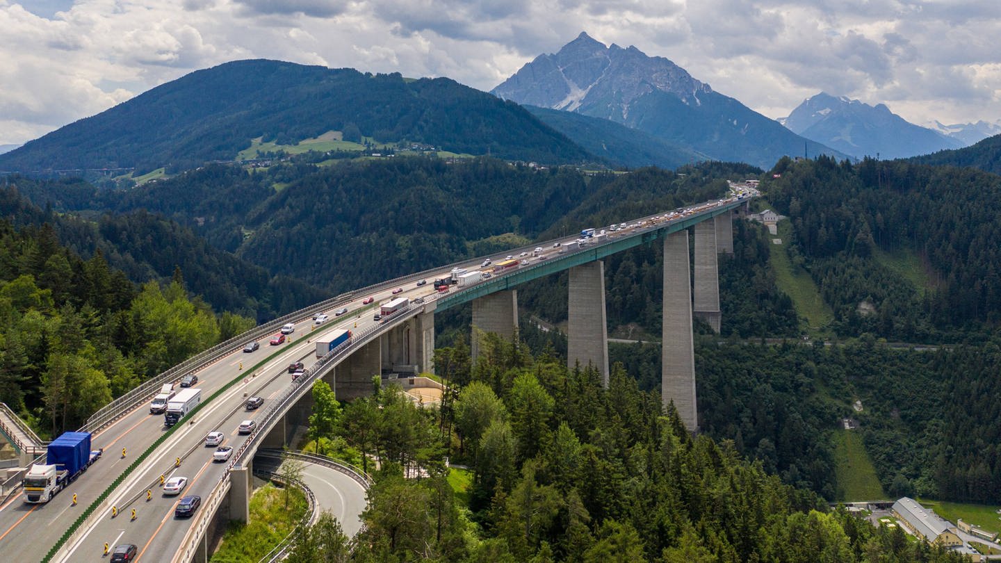 Grenze zwischen Österreich und Italien, Urlaubsschneise für Touristen und Abwehrstation gegen Flüchtlinge: die Europabrücke der Brenner-Autobahn (Foto: IMAGO, imago images / Eibner Europa)