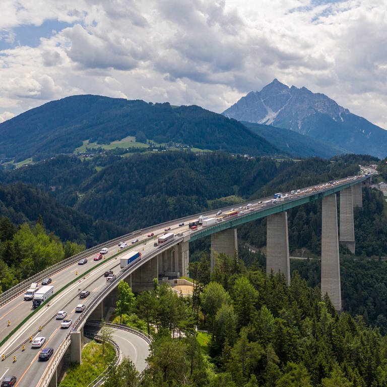 Grenze zwischen Österreich und Italien, Urlaubsschneise für Touristen und Abwehrstation gegen Flüchtlinge: die Europabrücke der Brenner-Autobahn (Foto: IMAGO, imago images / Eibner Europa)