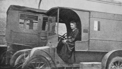 Marie Curie (1867 - 1934) während des Ersten Weltkriegs in einem Renault, der zu einer radiologischen Einheit umgebaut wurde. Sie fuhrt damit ab August 1914 von Krankenhaus zu Krankenhaus. (Foto: IMAGO, IMAGO / United Archives International)