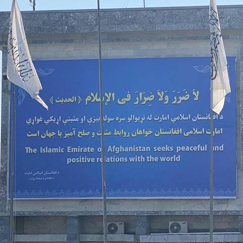 Die Taliban wollen Unterstützung von der Weltgemeinschaft – so steht es auf diesem Plakat am Flughafen Kabul: The Islamic Emirate of Afghanistan seeks peaceful and and positive relations with the world (Foto: SWR, Silke Diettrich, ARD-Studio Neu-Delhi)