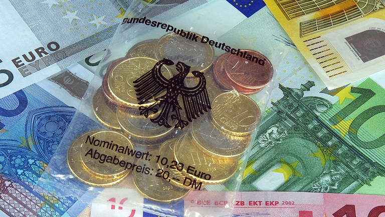 Starterkit und Euroscheine: Am 1. Januar 2002 löste in Deutschland der Euro die D-Mark als Bargeld ab.  (Foto: picture-alliance / Reportdienste, picture alliance / photothek | Thomas Imo)