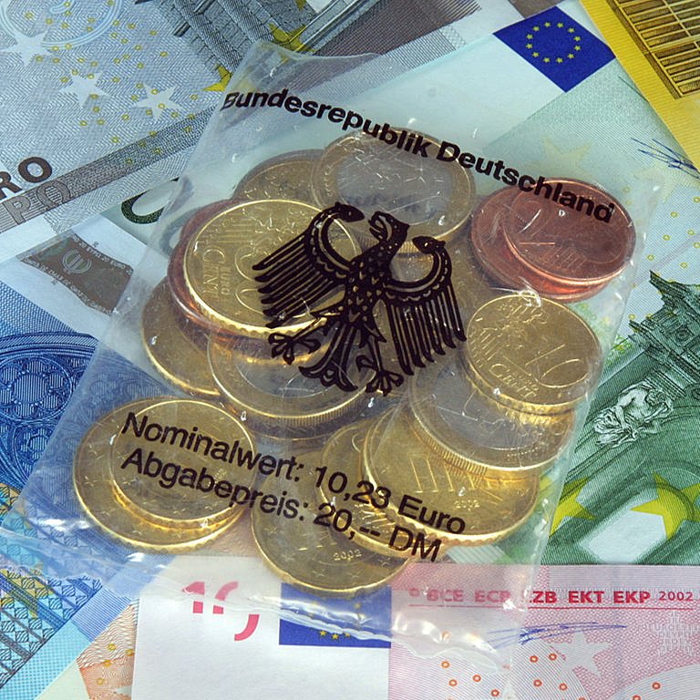 Starterkit und Euroscheine: Am 1. Januar 2002 löste in Deutschland der Euro die D-Mark als Bargeld ab.  (Foto: picture-alliance / Reportdienste, picture alliance / photothek | Thomas Imo)