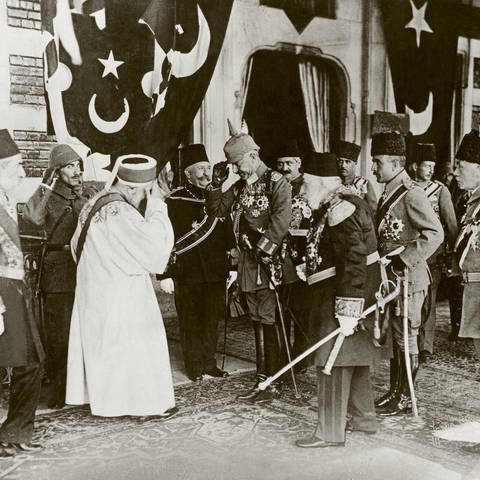 Wilhelm II. besucht während des Ersten Weltkriegs die verbündete Türkei: Der Kaiser (mit Pickelhaube) und Sultan Muhammad V. (Mitte) bei der Vorstellung von Würdenträgern am 15. Oktober 1917 in Konstantinopel (Foto: picture-alliance / Reportdienste, picture alliance / akg-images | akg-images)
