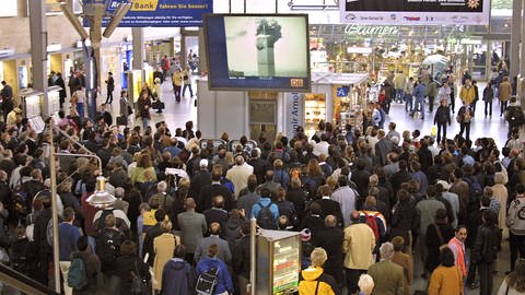 Weltweite Anteilnahme: Reisende verfolgen auf einem Bildschirm am Hauptbahnhof in München eine Fernsehübertragung des Terroranschlages von New York am 11. September 2001 (Foto: IMAGO, IMAGO / HRSchulz)