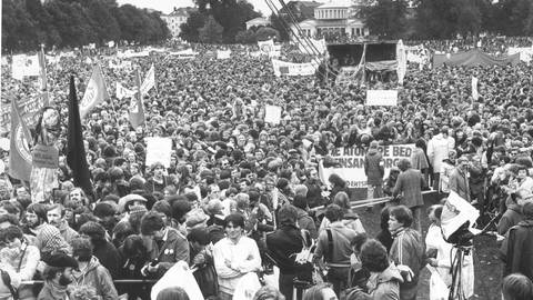In Bonn trafen sich über 100 000 Menschen zu einer Demonstration für Frieden und Abrüstung. Bonn den 10.10.1981. (Foto: picture-alliance / Reportdienste, Picture Alliance)