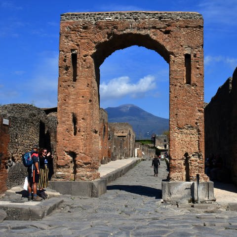 Pompei ist eine Stadt in der süditalienischen Region Campania. Das antike Pompeji wurde durch den Ausbruch des Vesuv 79 n. Chr. verschüttet. Zu den Ruinen zählen die mit Fresken versehene Mysterienvilla und das Amphitheater der Stadt. (Foto: IMAGO, IMAGO / sepp spiegl)