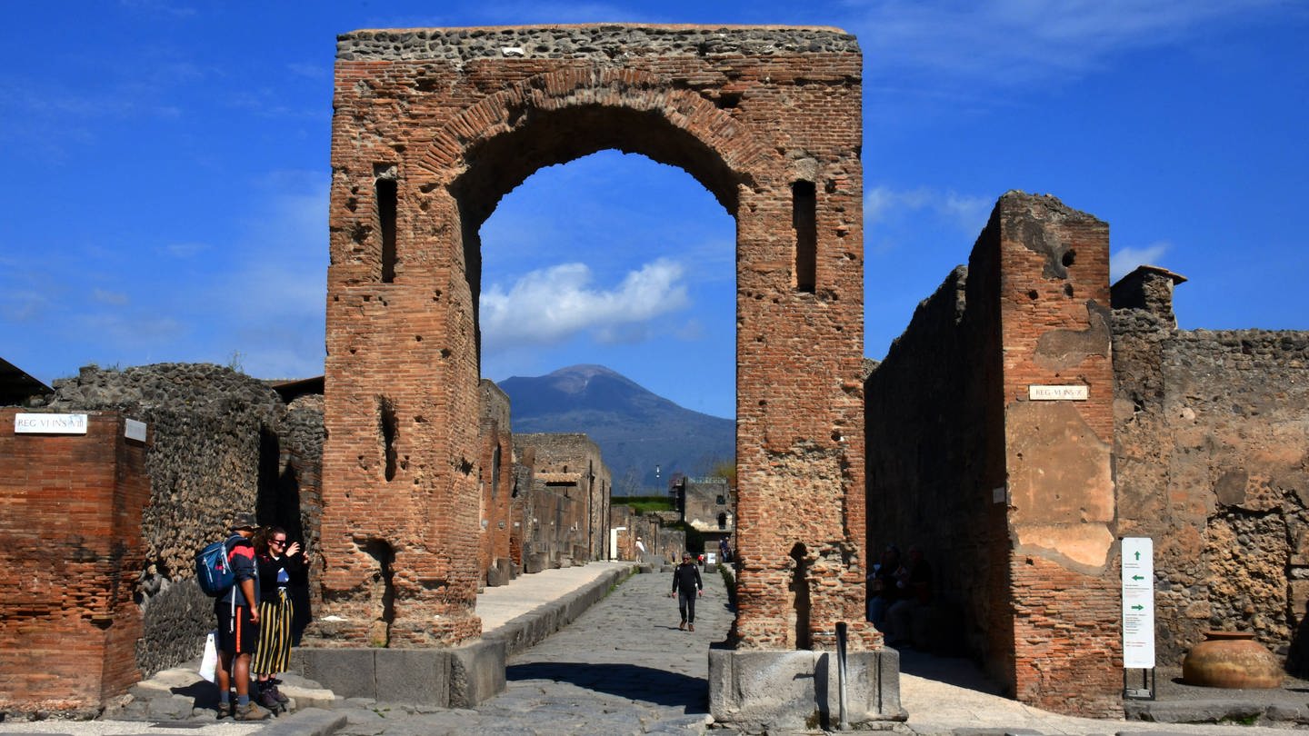 Pompei ist eine Stadt in der süditalienischen Region Campania. Das antike Pompeji wurde durch den Ausbruch des Vesuv 79 n. Chr. verschüttet. Zu den Ruinen zählen die mit Fresken versehene Mysterienvilla und das Amphitheater der Stadt.