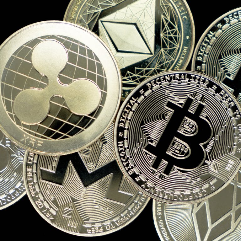 Münzen populärer Kryptowährungen wie Ripple, Bitcoin und Ethereum (Foto: picture-alliance / Reportdienste, picture alliance / Daniel Kalker | Daniel Kalker)