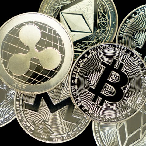 Münzen populärer Kryptowährungen wie Ripple, Bitcoin und Ethereum (Foto: picture-alliance / Reportdienste, picture alliance / Daniel Kalker | Daniel Kalker)
