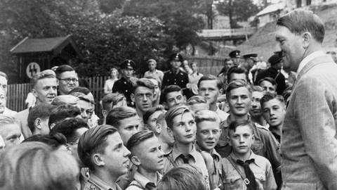 Eine HJ-Gruppe trifft um 1937 am Obersalzberg Adolf Hitler: Zwar hingen längst nicht alle Kinder und Jugendliche begeistert dem Nazi-Regime an, aber Hitlerjugend und Bund Deutscher Mädel waren für einen großen Teil der jungen Menschen sehr attraktiv (Foto: IMAGO, IMAGO / Everett Collection)